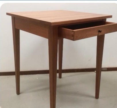 Vierkante keukentafel van massief hout, met lade over de volle breedte