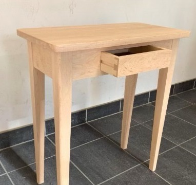 Side-table van massief hout, met kleine lade